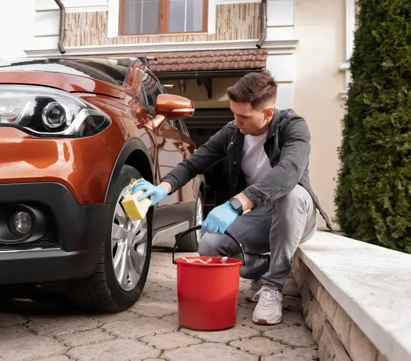 Lavage auto à domicile Boucé : professionnel intervenant sur un véhicule